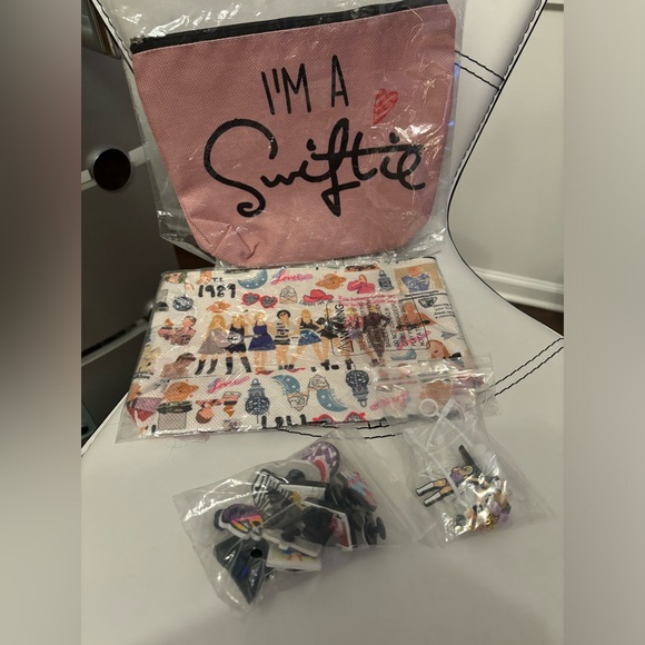 🎤 Taylor Swift bundle 🎤- 2 pouches, croc giblets, straw covers - Picture 1 of 8